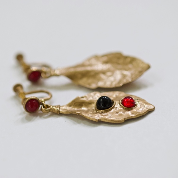 Unique 80's Vintage Black/Red Stone Hammered Clip On Earrings - Picture 3 of 6